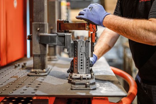 Je nach Typ der stählernen Fußplatten werden 5.000 bis 10.000 Bauteile im Monat verzinkfertig.(Bild:  Kuka)