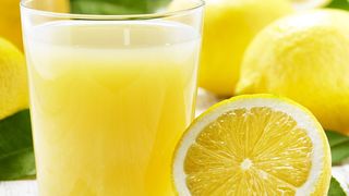 Zitronensaft könnte sich als sicheres, gesundheitlich unbedenkliches Desinfektionsmittel gegen Noroviren eignen. (© cut - Fotolia)
