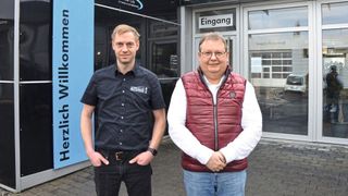 Markus Lindner (l.) übernahm zum Jahresanfang das Autohaus Lutz von Gründersohn Peter Lutz. (Bild: Markus Lindner)