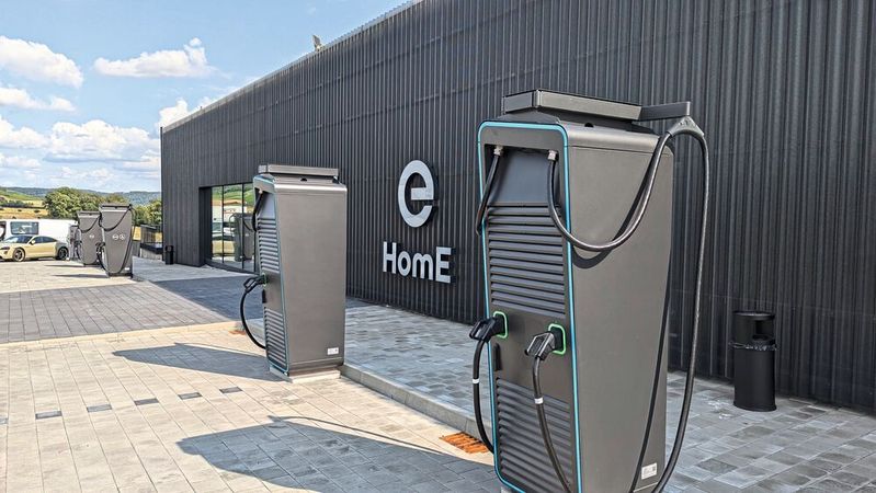 Schnellladeparks mit angenehmer Verweilatmosphäre können durch Gastronomie oder Zubehörverkauf ein neuer Umsatzbringer für das Kfz-Gewerbe sein.(Bild:  Rosenow – VCG)