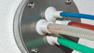 Wie gestaltet man eine Wanddurchführung so, dass das Wachstum von Bakterien wirkungsvoll verhindert wird, aber gleichzeitig eine sichere Abschottung der Räume voneinander möglich ist? (Bild: Mogema)