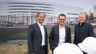 Fast schon wie fertig: Vor dem animierten neuen Porsche-Zentrum in Minden präsentieren (v. l.) Autohaus-Inhalber Florian Glinicke, Porsche-Deutschland-Geschäftsführer Alexander Pollich und Glinicke-Geschäftsführer Frank Brecht den beginnenden Neubau. (Bild: Glinicke-Gruppe)