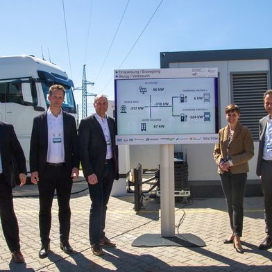 Bei der Premiere in Regensburg (v.l.): Thomas Ille, Leiter Early Pilots & Innovation Partnering bei MAN Truck & Bus; Conrad Mummert, Lead SBRS Europe; Markus Schmid, Geschäftsführer Spedition Schmid; Sandra Wimmer, Vorstandsmitglied REWAG; Markus Lienkamp, Lehrstuhl für Fahrzeugtechnik Technische Universität München. (Bild: MAN Truck & Bus)