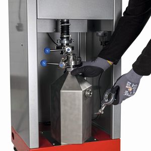 Der Sammelbehälter des Trocken-Vorabscheiders lässt sich einfach wechseln.(Bild:  Ruwac Industriesauger GmbH)