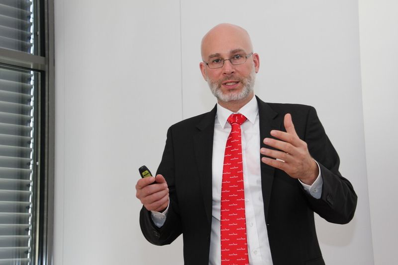Insgesamt gesehen, gehe der Trend laut Robert Kaifler, Produktmanageer Roboterprüfsysteme bei der Zwick GmbH & Co. KG auch bei der Einzelfertigung zur automatisierten Prüfung mit Robotern, denn nur so sei es möglich, in kurzer Zeit genügend Teile zu prüfen, um Beispielsweise eine Zulassung zu bekommen. (Bild: Schäfer)