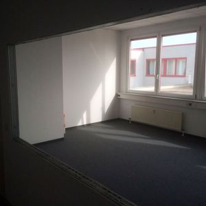 Das einstige Besprechungszimmer im Büro von CWD-Solutions ist leergeräumt. In fünf Tagen wird daraus ein fensterloser, isolierter Server-Raum.(Foto:  Conect)
