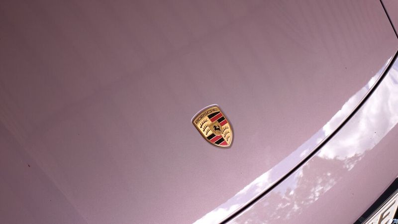 Die Fahrleistungen machen dem Logo auf der Haube jedenfalls alle Ehre. Nach Werksangaben beschleunigt der Wagen in 3,7 Sekunden von 0 auf 100 km/h und fährt 250 km/h Spitze. Das haben wir allerdings wegen der Verkehrsdichte auf den deutschen Autobahnen nirgendwo ausprobieren können. (Bild: Rosenow – VCG)