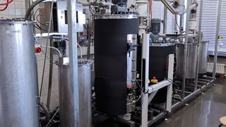 In der Laborbiogasanlage der Fakultät Maschinenbau der THI werden Methanisierungs-Verfahren unter möglichst realen Bedingungen wissenschaftlich untersucht. Die beiden unterschiedlichen Reaktoren zur Methanherstellung wurden zuvor an der FAU entwickelt. (THI)