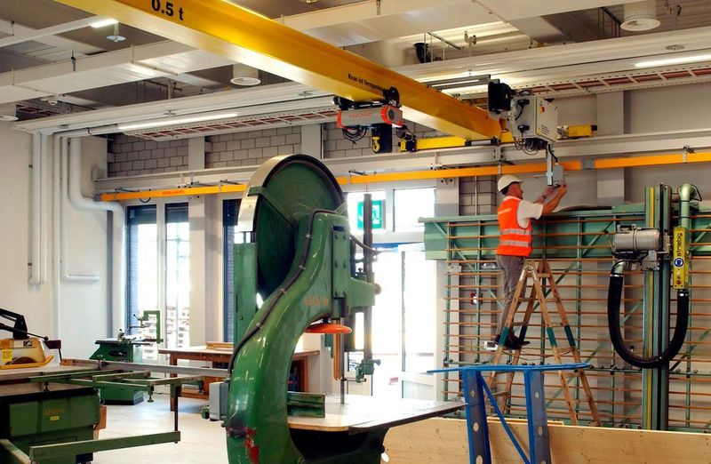 Die Einträgerbrückenkrane mit 0,5 t Tragkraft und Elektrokettenzug sind ebenfalls mit Frequenzumrichtern ausgestattet, um Lasten stufenlos zu transportieren. (Konecranes)