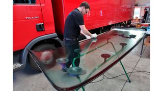 Schwere Scheiben, wie sie in Lkw, Transportern und Caravans verbaut sind, erfordern spezielle Materialien. Mit dem speziellen Sika-Klebstoff für Nutzfahrzeuge soll der Tausch leichter von der Hand gehen und gleichzeitig die geforderte Sicherheit bieten. (Bild: Sika)