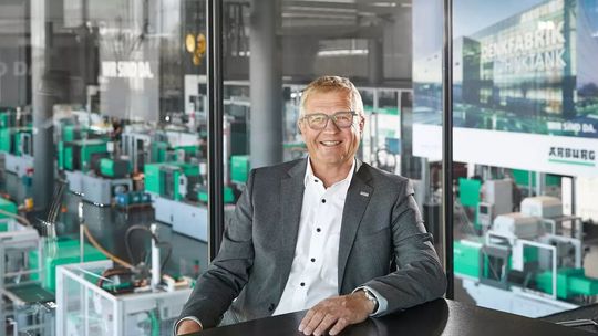 Im Laufe des Jahres wird es bei Arburg an der Spitze diverse Veränderungen geben. Gerhard Böhm wird etwa zum 1. Oktober in den Ruhestand gehen. Auch zwei weitere Personen werden in diesem Beitrag vorgestellt und es gibt Neues zur Strategie im Spritzgießmaschinen-Bau ...(Bild:  Arburg)