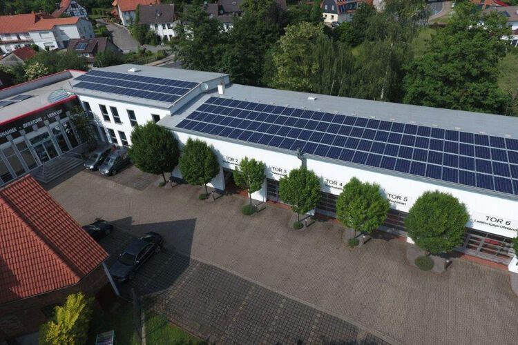 Der Werkstattbereich ist mit großzügigen Parkmöglichkeiten und Boxen-Arbeitsplätzen ausgestattet. (Schreiner/»kfz-betrieb«)