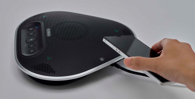 Das YVC-330 kann mittels NFC schnell mit entsprechend ausgestatteten Smartphones, Notebooks oder Tablets gekoppelt werden. (Yamaha)