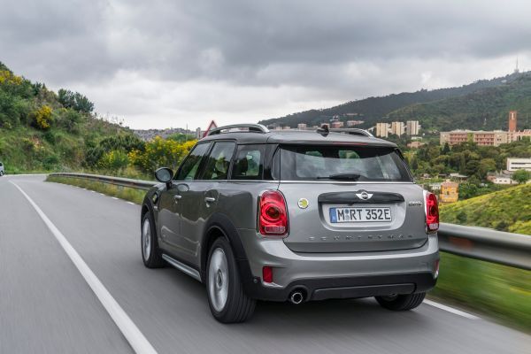 Der MINI Cooper S E Countryman ALL4 ist der erste Mini, bei dem ein Plug-in-Hybrid-Antrieb die Möglichkeit zu rein elektrischer und damit lokal emissionsfreier Mobilität eröffnet. (Mini)