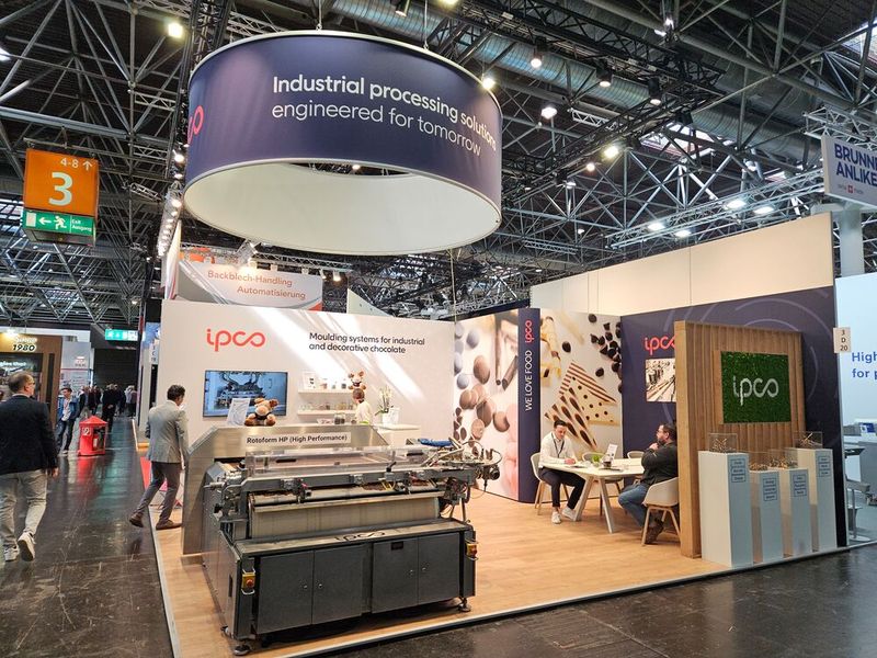 IPCO präsentierte live in Halle 3 die neuesten Hochleistungslösungen für Schokoladenformgebung, Formen und Kühlen. Zentrales Highlight war der Rotoform HP Rotationstropfendepositor. Das System wurde für die Hochkapazitätsproduktion von Schokoladenchips entwickelt und kombiniert präzises Dosieren mit effizienter Kühlung, um gleichmäßige, rieselfähige Schokoladenchips und eine konsistente Produktqualität zu gewährleisten. (Bild: IPCO)