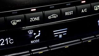 Mercedes-Benz will in seinen Fahrzeugen am Kältemittel R134a festhalten. Interne Test des Automobilherstellers hatten ergeben, dass sich das neue Kältemittel R1234yf im heißen Motorraum entzünden könnte. (Daimler)