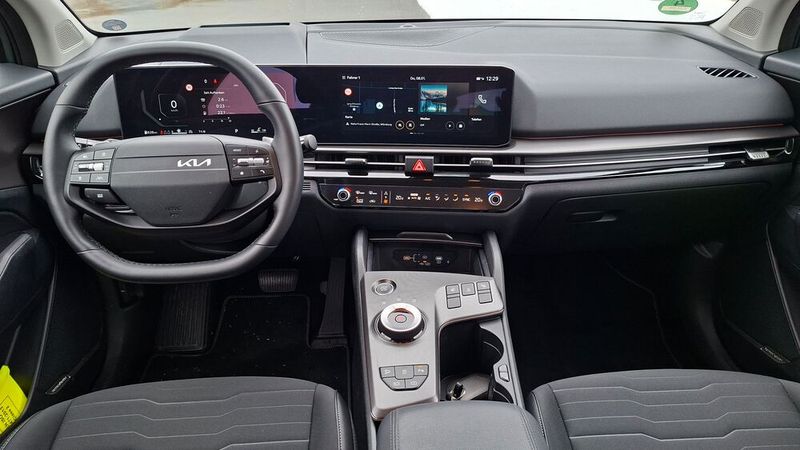Das Interieur: Das recht wuchtig wirkende Cockpit ist auf den Fahrer ausgerichtet. Dominiert wird der Innenraum vom gewölbten Panoramadisplay. Es vereint optisch einen 12,3 Zoll großen Touchscreen mit dem gleich großen Fahrerinformationsdisplay. Die Klimatisierung wird benutzerfreundlich separat gesteuert. Tasten und Drehknöpfe hat Kia nicht komplett aus dem Innenraum verbannt, was der Bedienerfreundlichkeit zugute kommt. Im überarbeiteten Sportage hat Kia auf empfindlichen Klavierlack in der Mittelkonsole verzichtet. (Bild: Dominsky – VCG)