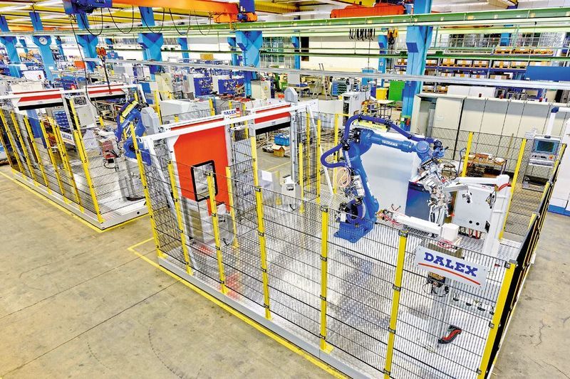 Zum Schweißen von Isolationshalbschalen am Abgasstrang entwickelt und baut Dalex vielfältige abgestimmte Automationslösungen, wie zum Beispiel hier zwei baugleiche Roboterzellen mit stationären Schweißmodulen. (Dalex)