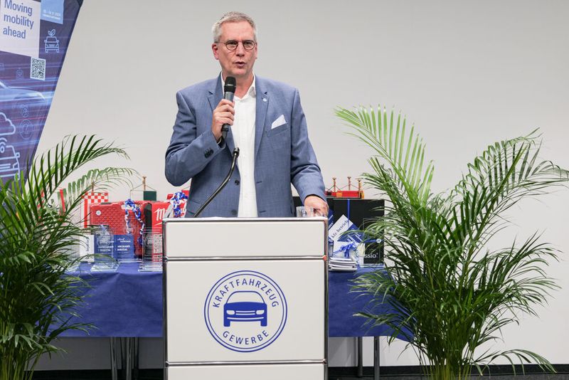 Und auch René Gravendyk, ZDK-Vorstandsmitglied und Vorsitzender des ZDK-Berufsbildungsausschusses, betonte: „Ohne gut ausgebildete Fachkräfte, so wie Sie, wird es nichts werden mit der oft zitierten Individualmobilität.“  (Bild: Schmidt – VCG)