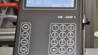 Mit dem HK-DHP1 sind Werkstätten in der Lage, eine Klimaanlage fundiert auf deren Dichtheit zu untersuchen und diese Prüfung auch schwarz auf weiß zu dokumentieren. (Bild: Dominsky)