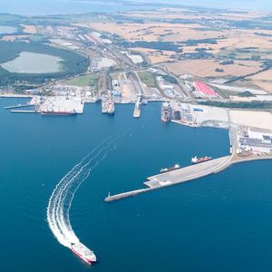 Am Hafen Murkan im Bundesland Mecklenburg-Vorpommern hat das Unternehmen den passenden Standort für das Brownfield-Projekt gefunden.(Bild:  Fährhafen Sassnitz)