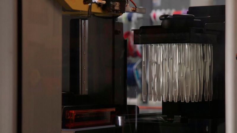 Beim Form Cell bedient ein Roboter eine Reihe von Form 2 3D-Druckern, Form Wash sowie eine
Nachhärtungsstation und automatisiert somit die manuelle Arbeit beim 3D-Druck. (Formlabs)