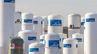 The merger of Linde and Praxair could stumble over the FTC’s demands in the last minute.  (Storage tanks for gas by Linde group, Spuihaven, Schiedam, Rotterdam / Raimond Spekking / CC BY-SA 4.0)