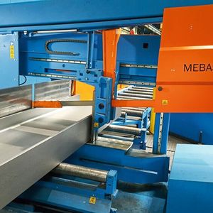 Bei Stahlbau Nägele sorgt diese Mebasteel 1250 DG mit ihrem, wie es heißt, kräftigen 14,5-kW-Sägebandantrieb für gesteigerte Produktivität beim Gehrungssägen. Meba demonstriere mit der teilweise individualisierten Doppelgehrungsbandsäge, wie man den stetig wachsenden Anwenderwunsch nach spezialisierten Sägesystemen erfolgreich erfüllen könne.