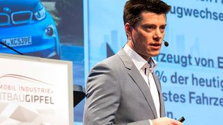 Startschuss für den Leichtbaugipfel 2017: BMW-Leichtbauchef Florian Schek eröffnete mit seiner Keynote das Branchen-Event in Würzburg. (Stefan Bausewein)