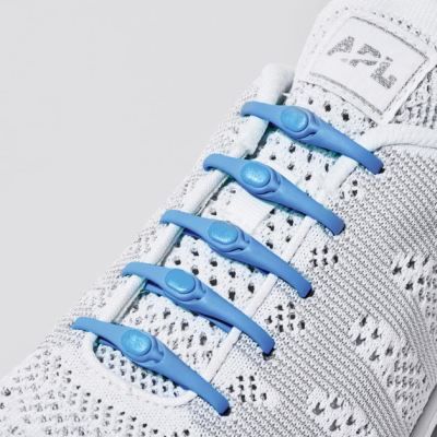 Schnürlose Schuhbänder HICKIES Lacing System: Mit dem Hickies Lacing System lassen sich viele Probleme vermeiden, die bei konventionellen Schnürsenkeln auftreten können. Flexible Bänder aus patentiertem thermoplastischem Material werden durch jeweils ein Paar Schnürösen gezogen und ineinander einfach durch Druck befestigt. Einmal fixiert, kann ein Schuh an- und ausgezogen werden ohne Maschen binden bzw. lösen zu müssen. Durch unterschiedliche Verknüpfungsvarianten wird die Bindungsstärke dem Fuß, dem Schuh oder den individuellen Ansprüchen des Nutzers angepasst. Die Vorderseiten der Schuhbänder zeigen eine markante und ästhetisch ausgereifte ovale Form, Hersteller HICKIES, New York, USA.  (Bild: Red Dot / HICKIES)