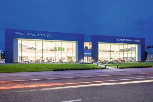 Gerade nachts offenbart sich die Größe der Statement Site.(Bild:  Jaguar Land Rover Germany/Gudrun Muschalla)