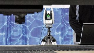 Bild 1: Die exakte Vermessung des Schneidkopfel beim Wasserstrahlschneiden sichert die Genauigkeit und Schneidqualität. (Bild: STM Stein-Moser)