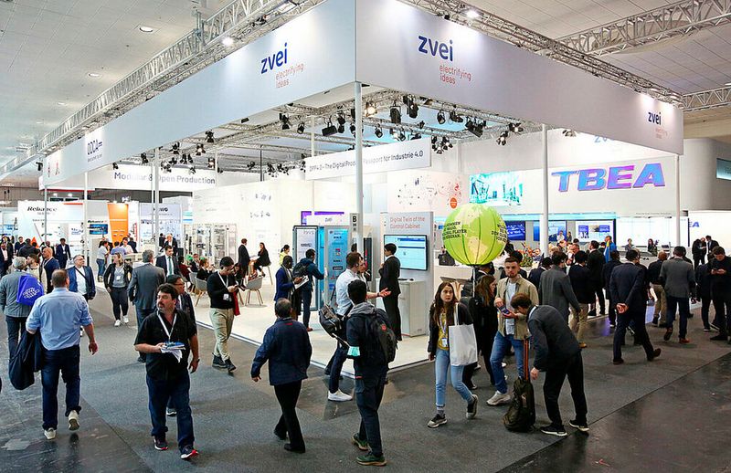 ZVEI (Halle 12.1, Stand D86): Wie Daten über den gesamten Produktlebenszyklus und die Lieferketten hinweg transparent verfügbar gemacht und weitergegeben werden können, zeigt der ZVEI ab Sonntag. Der Showcase zum Digitalen Produktpass für Elektroinstallationsprodukte wurde von 16 Mitgliedsunternehmen des ZVEI entwickelt und will deutlich machen, wie das Konzept zu nachhaltigeren Gebäuden beitragen kann. (Bild: ZVEI)