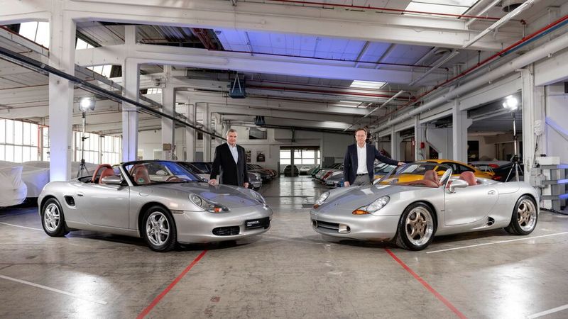 Vom schönen Showcar zum gewinnbringenden Kultroadster: Entwicklungsvorstand Horst Marchart und Designer Grant Larson am Serien-Boxster (986, links) und der Konzeptstudie Boxster. (Bild: Porsche)