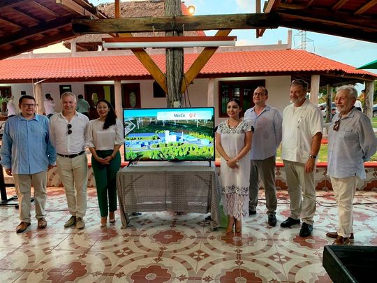 Vertrag in trockenen Tüchern! Von links: Matthias Lisson, Director Hy2gen Mexico, Cyril Dufau-Sansot, CEO Hy2gen AG, Angélica Lara Pérez Ríos, Ministerin für Umwelt, Biodiversität und Klimawandel, Claudeth Sarricolea, Gemeindepräsidentin Champotón, Ralph Wegner, Präsident der Mexion Corporation, Wolfgang Dold, Botschafter der Bundesrepublik Deutschland, Fernando Gamboa Rosas, Minister für wirtschaftliche Entwicklung.(Bild:  Hy2gen)