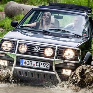 Der kleine Matscho: Lediglich von 1990 bis 1991 hat VW den Golf Country produziert.  Die Serienfertigung bei Steyr-Daimler-Puch in Graz begann im April 1990. Hierzu wurde jeweils ein komplett vormontierter Golf CL syncro mit einem 72-kW-Motor nach Graz geliefert und dort zum Golf II Country umgerüstet.  Die Karosserie wurde mit einem daruntergesetzten Rohrrahmen um 120 mm höher gelegt, vorne ein Schutzrohrrahmen mit integriertem Triebwerkunterschutz montiert und am Heck links und rechts des abklappbaren Reserveradhalters zwei Schutzrohrrahmen in den Stoßfänger eingesetzt.  (Bild: Volkswagen)