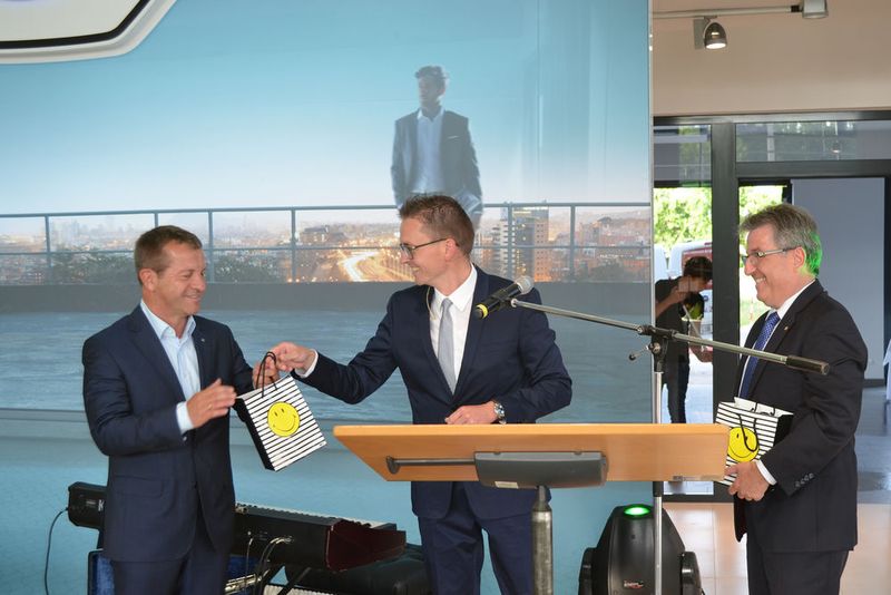 Ganz besonders bedankte er sich bei zwei Weggefährten: Thomas Peckruhn, Geschäftsführer des Skoda-Händlers Auto Liebe (li.) und Andreas Kurth von Skoda. (Bild: Grimm/»kfz-betrieb«)