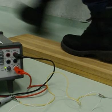 Demonstrator einer Parkettlamelle mit den Funktionen Sensorik und Erzeugung elektrischer Spannung.  (Bild: ETH Zürich / Empa)