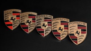 Das legendäre Logo wurde über die Jahre einige Male angepasst. Rechts im Bild die neue, überarbeitete Variante. (Bild: Porsche)