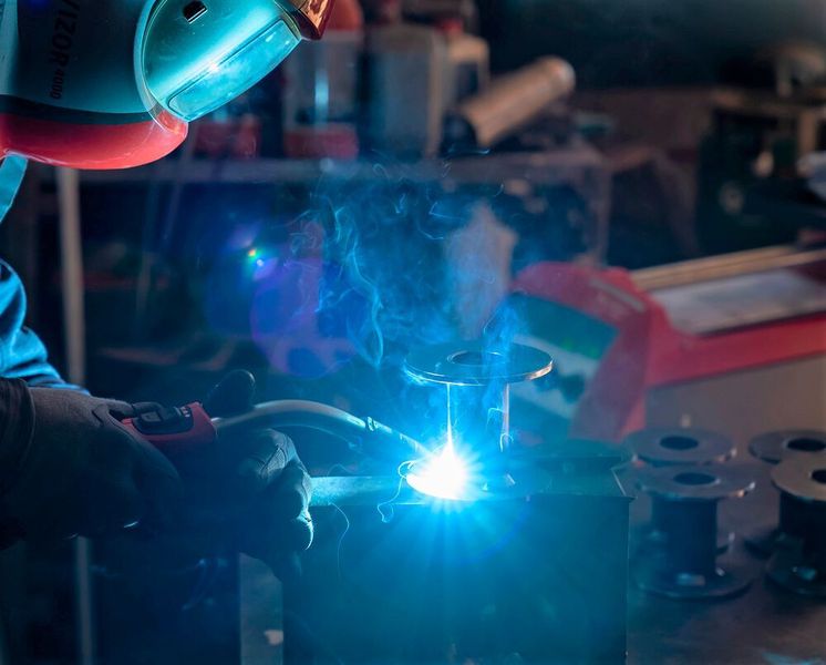 Der Puls-Modus beim Transsteel Pulse sorgt dafür, dass der schwierig zu kontrollierende Übergangslichtbogen umgangen werden kann. Weil so deutlich weniger Schweißspritzer entstehen, lässt sich der Nacharbeitsaufwand um bis zu 70 Prozent verringern, betont Fronius. (Fronius)