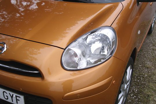 Die Flächen haben die Designer dreidimensional geformt, die Motorhaube hat mehrere Ebenen. Und auch die Scheinwerfer konturieren das Fahrzeug. (Grimm)