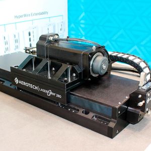 Die Laserturn280 ist Aerotechs neue Bewegungsplattform für die zylindrische Laserbearbeitung. Basierend auf dem PRO280LM-Lineartischdesign und optional mit drei verschiedenen Drehstufenantrieben erhältlich, deckt das System Rohrdurchmesser von 0,3 bis 30 mm ab. Im Bild ein Prototyp, wie er bspw. auf der Medtec Live in Stuttgart gezeigt wurde.(Bild:  Aerotech)