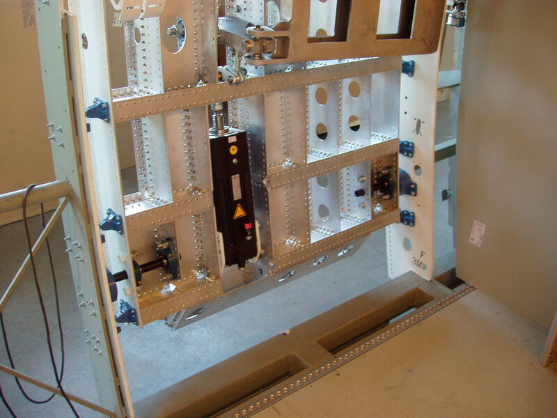 Bis zu drei DSC-Servomotoren von Baumüller stecken in einem TFC-Doortrainer und können in Sekundenbruchteilen etwa eine blockierte Tür simulieren. (Baumüller)