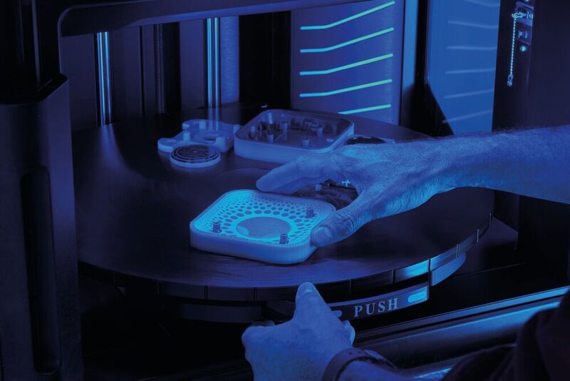 Herzstück des 3D-Druckers ist die rotierende Bauplattform, die die Druckzuverlässigkeit maximiert und eine größere Produktionsleistung bei geringem Platzbedarf bietet. (Stratasys)