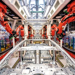 Im Gegensatz zu anderen Giulia-Modellen wird das Carbonfaserdach der Giulia Quadrifoglio an einem 100 % automatisierten Arbeitsplatz vorbereitet und montiert.