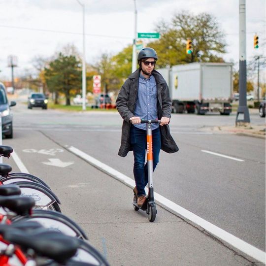 Die neuen E-Scooter eignen sich vor allem für die letzte Meile – also zum Beispiel vom Bahnhof in das Büro. (Bild:  Ford)