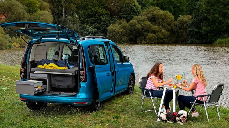 Der Newcomer startet zu Preisen von rund 29.900 Euro in Verbindung mit dem 2,0-Liter-Diesel mit 55 kW/75 PS und der Basislänge von 4,50 Meter. Die 10 Zentimeter längeren Maxi-Versionen kosten rund 2.500 Euro mehr. (Bild: VW)