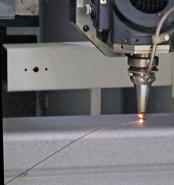 Mit dem 4-kw-Laser können theoretisch Rund-, Rechteckrohre oder Profile mit Wanddicken bis zu 25 mm geschnitten werden – in einem sauberen Schnitt. Hinzu kommt die Flexibilität des Laserkopfes, der kollisionsfrei auch 45°-Fasenschnitte mühelos erledigt. (Bild: kuhn)