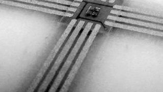 Aus der Faser: Nahaufnahme eines Leitungsbus mit Sensormodul, integriert in Faserverbund. (Bild: Invent)