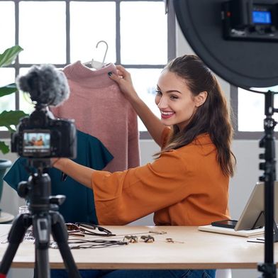 adobestock-216504518-daxiao-productions-social-commerce-1000x563v1 (Bild: © Daxiao Productions/stock.adobe.com)